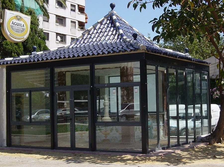 Suministro E Instalación De Cerramiento De Aluminio Y Vidrio Para Local Cafeteria