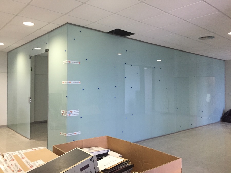 Suministro e instalación de mampara de vídrio