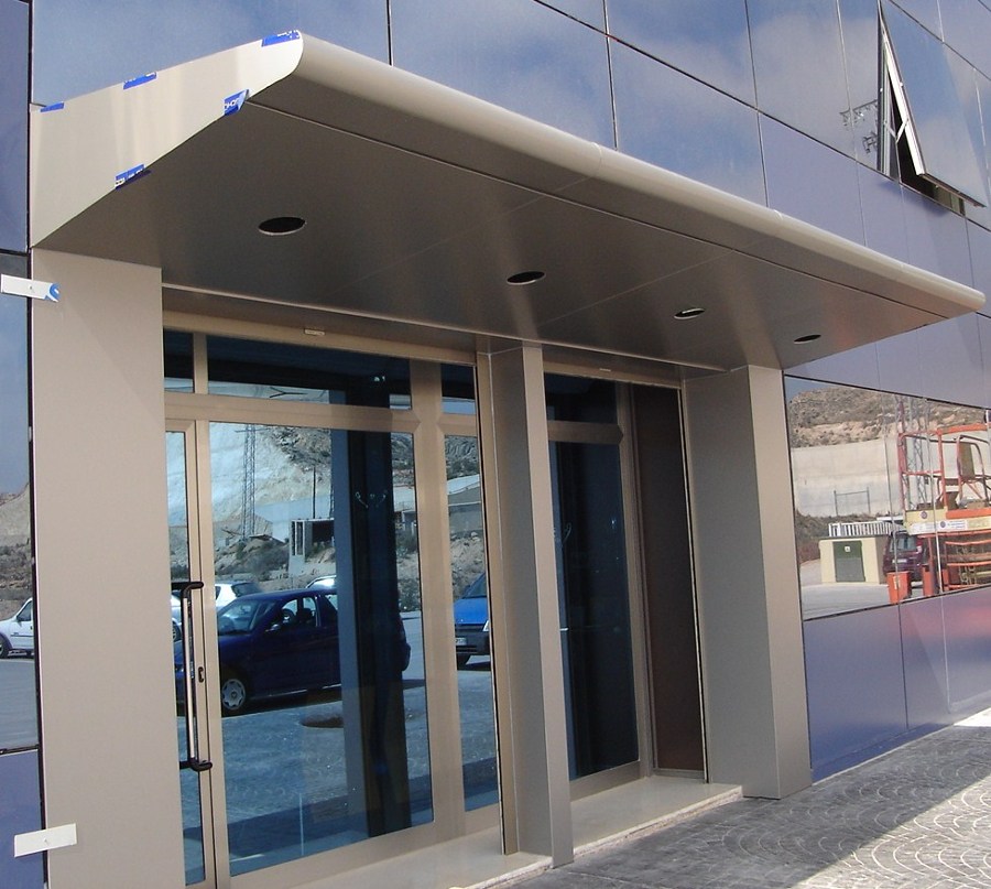 Suministro E Instalación De Marquesina De Panel Composite