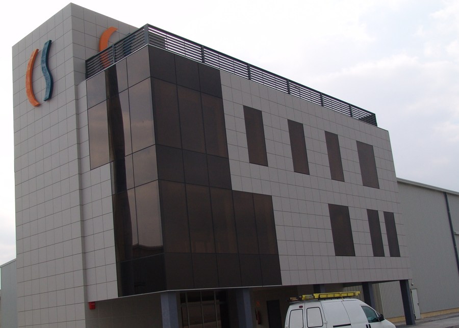 Suministro E Instalación De Muro Cortina Combinado Con Panel Cerámico