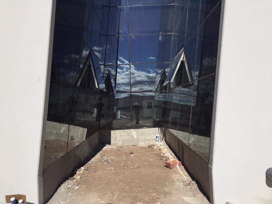 Suministro e instalación de muro cortina estructura con ventana proyectante