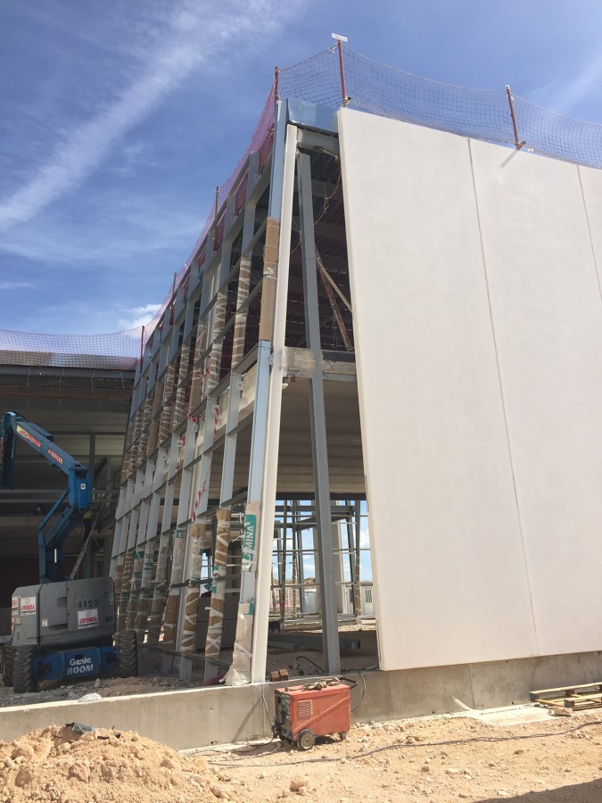 Suministro e instalación de muro cortina estructura con ventana proyectante