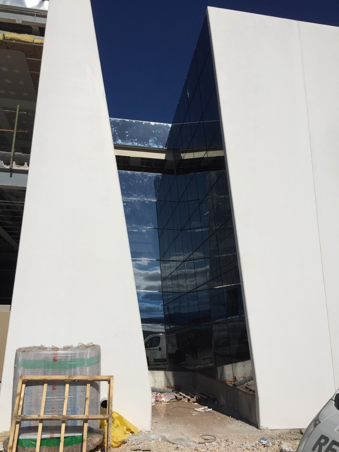 Suministro e instalación de muro cortina estructura con ventana proyectante