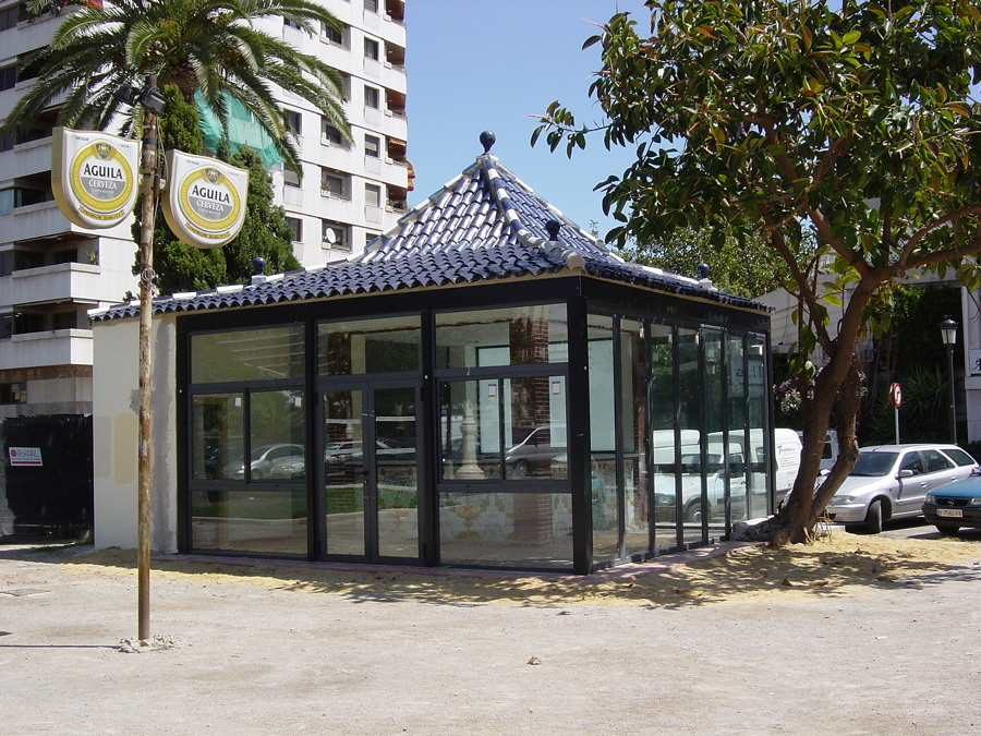 Suministro y montaje de cerramiento para restaurante