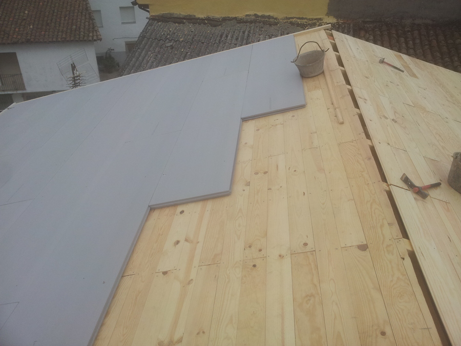 SUMINSITRO MACHIEMBRADO DE PINO Y POLIESTIRENO EXTRUIDO DE 3CM