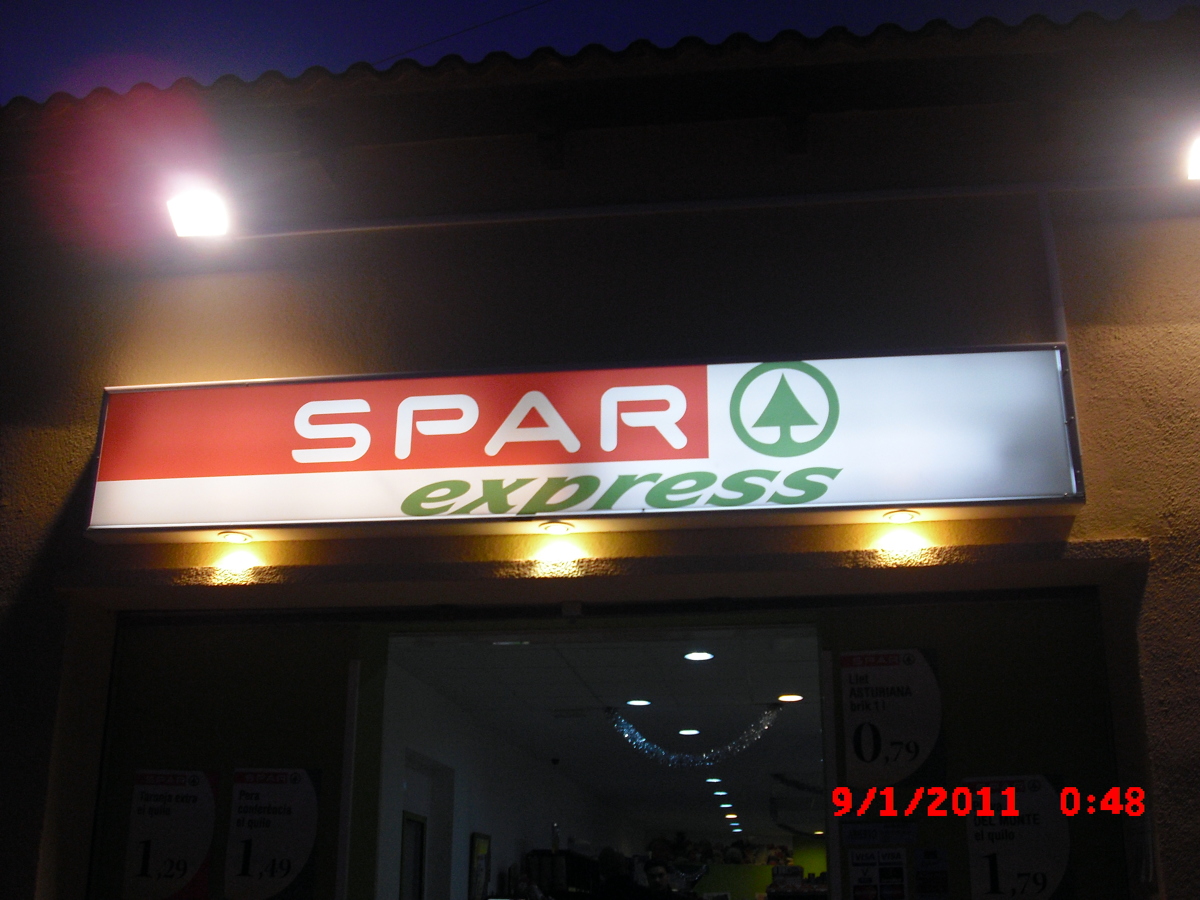 SUPERMERCADO + GRANJA CAFETERÍA