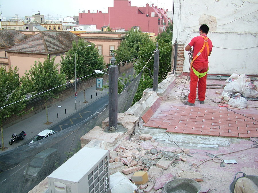 SUSTITUCION DE BARANDILLAS METALICAS Y REHABILITACION DE CUBIERTA