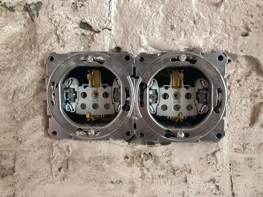 Sustitución de enchufes en pared sin acabar