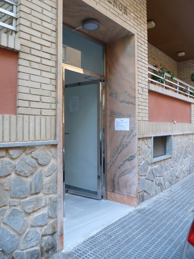 Sustitución de la puerta de acceso y eliminación del desnivel existente