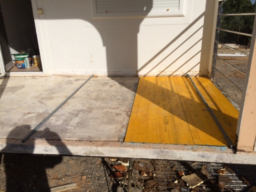 sustitución de los paneles afectado por otros de madera laminada preparada para la intemperie