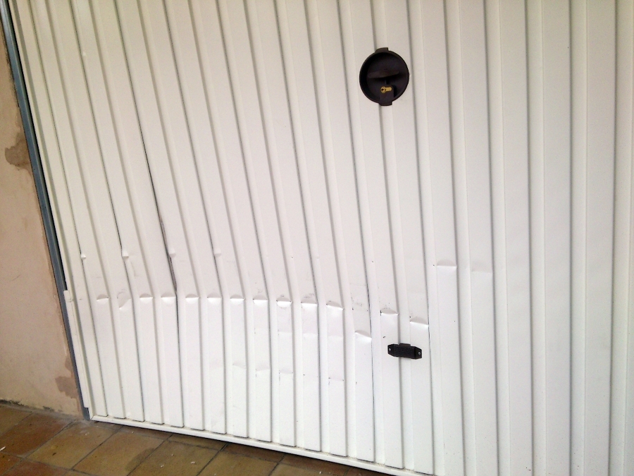 Sustitución de puerta de garaje residencial.