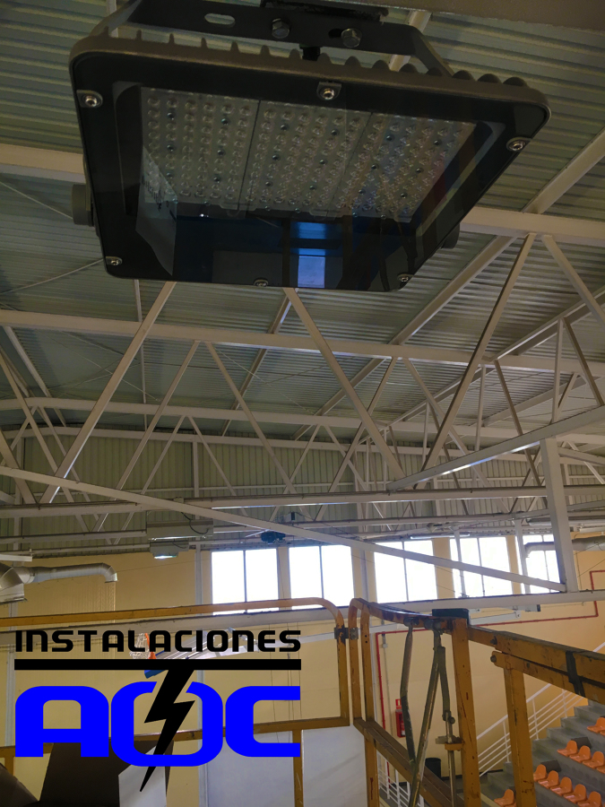 Sustitución iluminación por proyector led en pabellón
