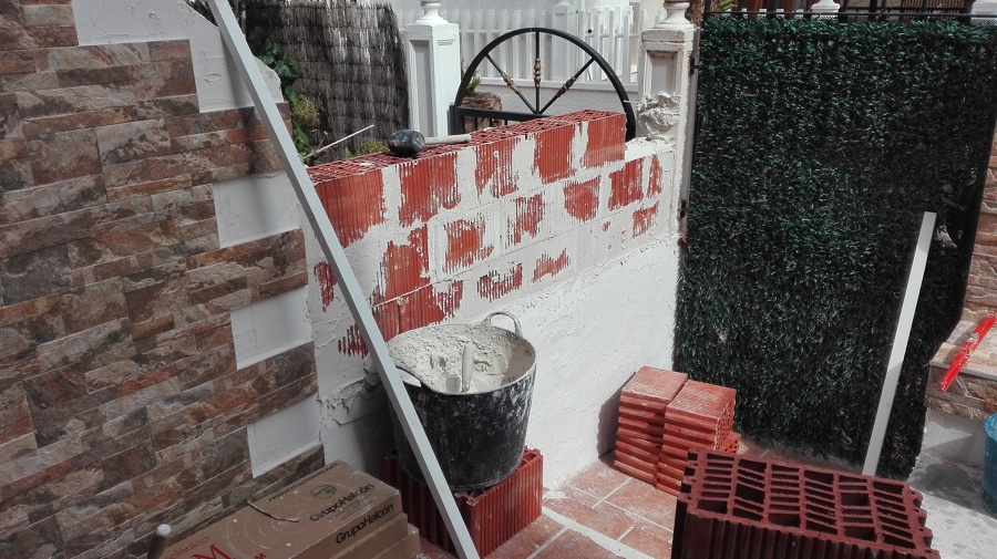 Tabicando muro lateral con ladrillo termoarcilla