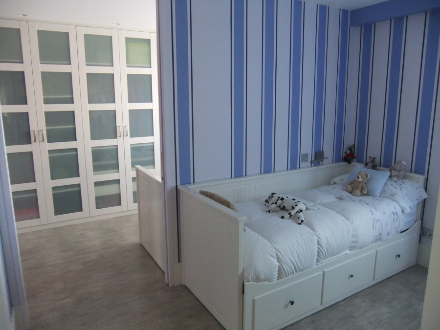 Tabique que une dormitorios infantiles