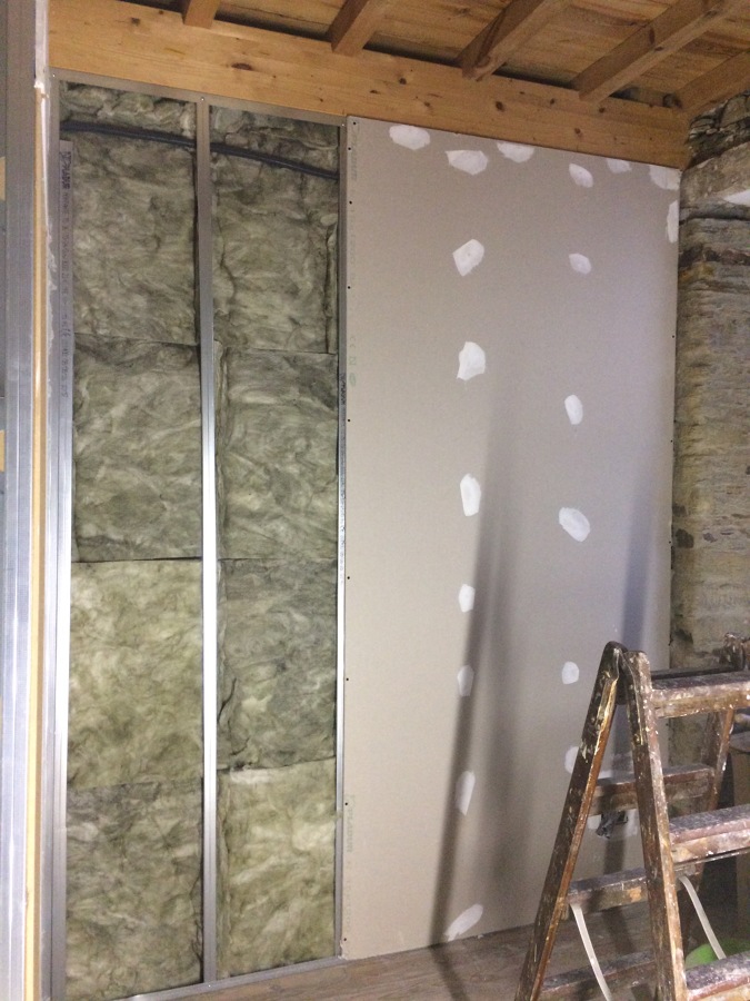 TABIQUERIA DE PLADUR CON AISLAMIENTO E INSTALACIONES.