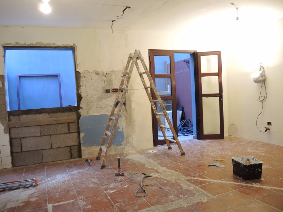 Tabiques divisores retirados y nueva instalación eléctrica realizada
