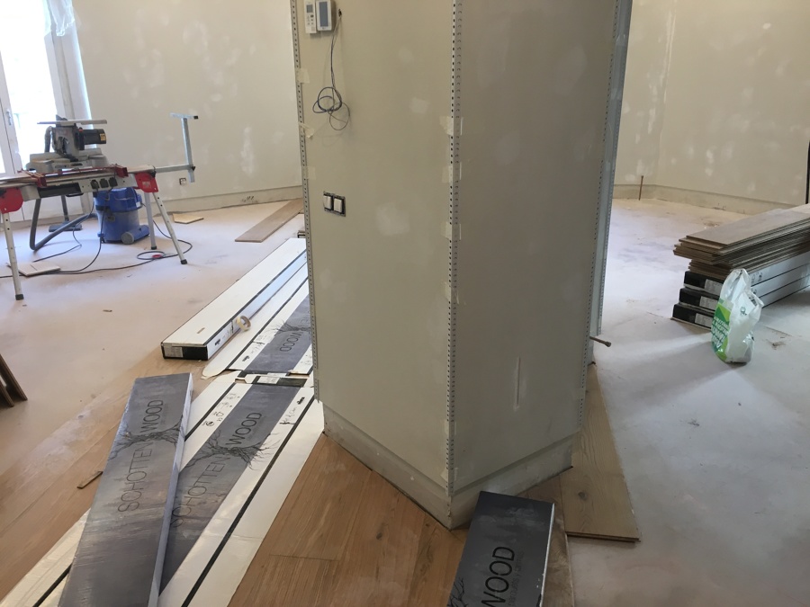 TAPADO CON CARTON CORRUGADO  PARA PRESERVAR EL ESTADO DE LA MADERA SEGUN SE AVANZA