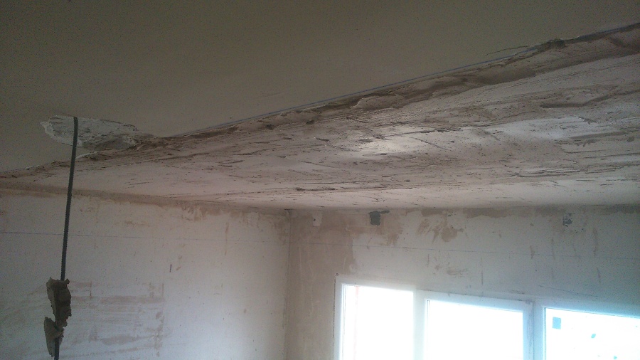 Tapando el forjado del techo nuevo.