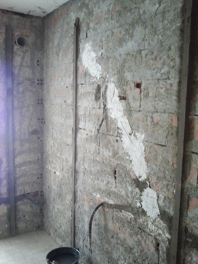 Tapando regatas instalación eléctrica