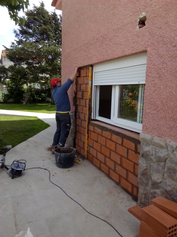 tapar la  puerta del garaje  reemplazarla por una ventana