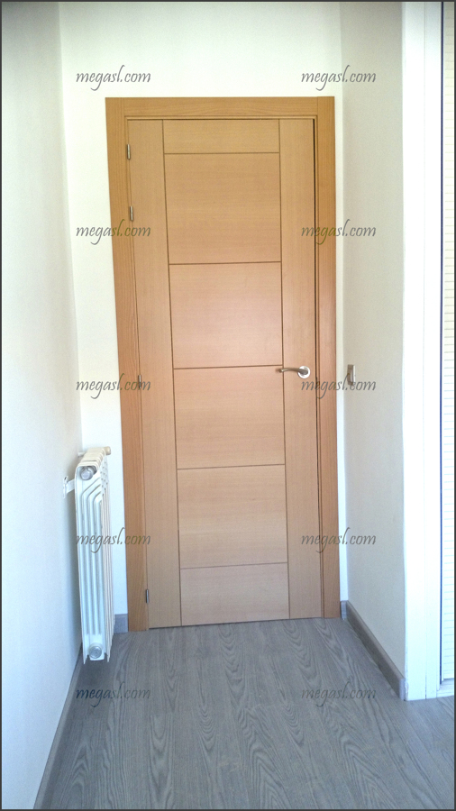 Tarima color ceniza y puerta en haya