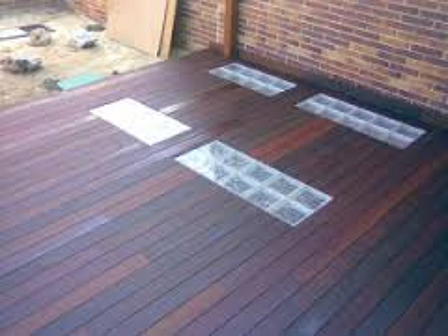 tarima con bloques de cristal 