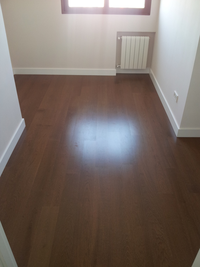 tarima de madera de roble fumé