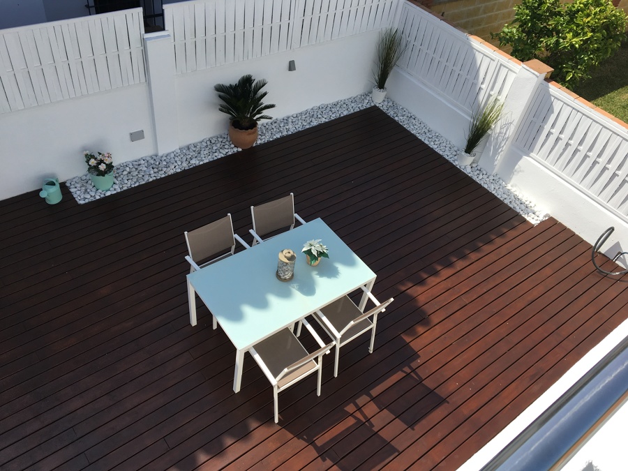 Tarima de madera y cerramiento.