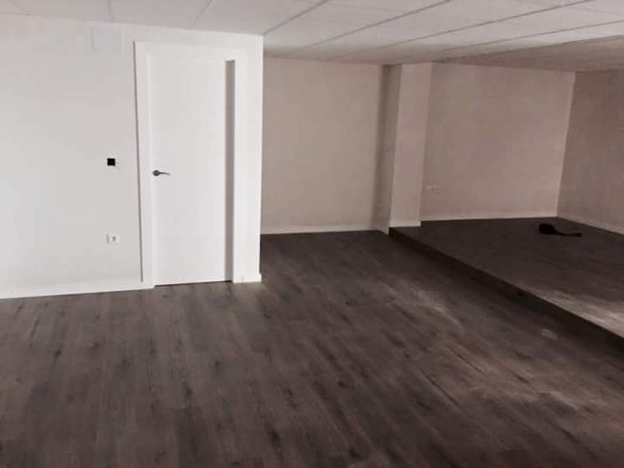 tarima en dos alturas con rodapie en blanco