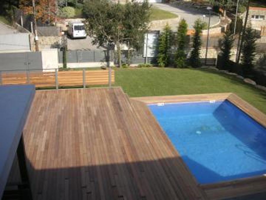 tarima en lña piscina 