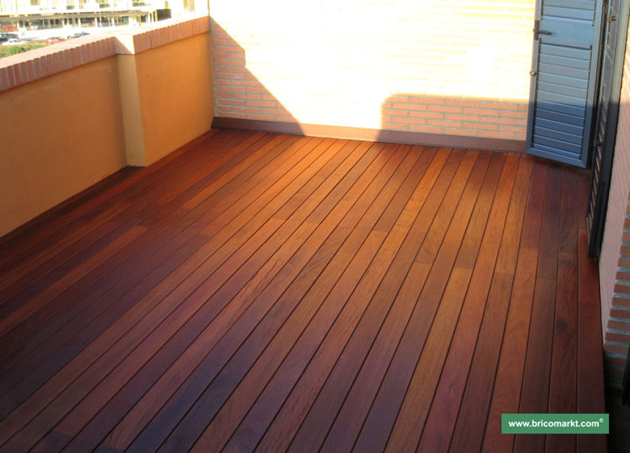 tarima en un patio con rodapie 