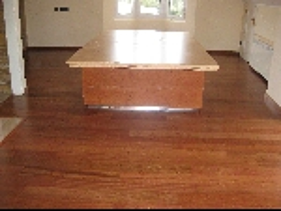 tarima en un salon con madera 