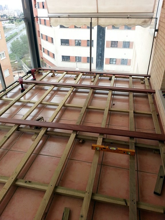 TARIMA EXTERIOR CUMARÚ EN BALCÓN