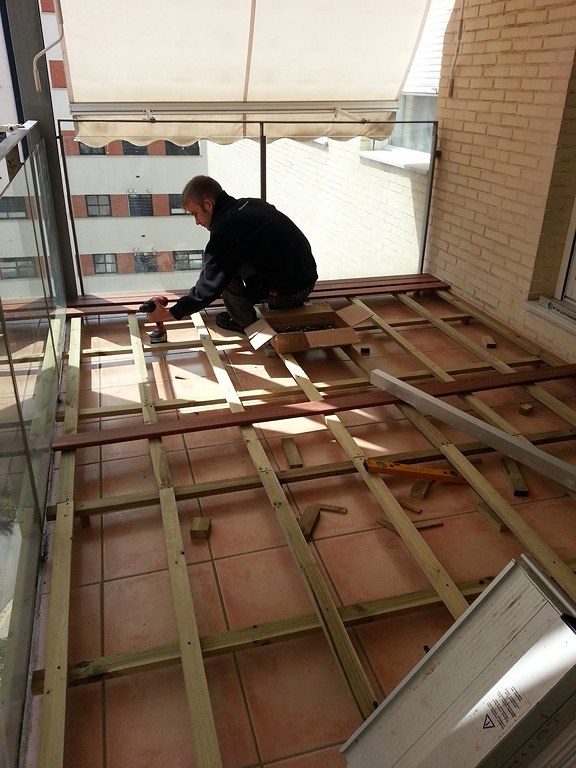 TARIMA EXTERIOR CUMARÚ EN BALCÓN