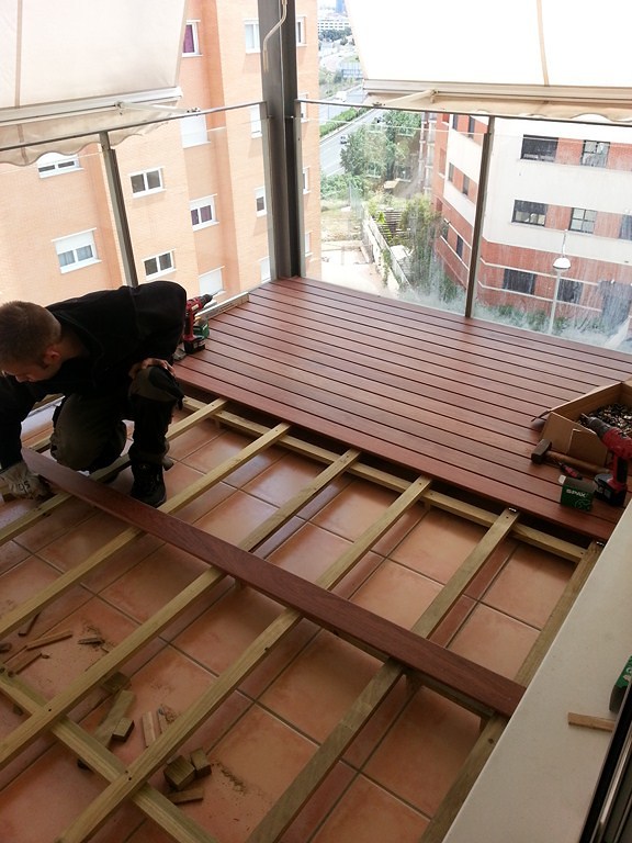 TARIMA EXTERIOR CUMARÚ EN BALCÓN