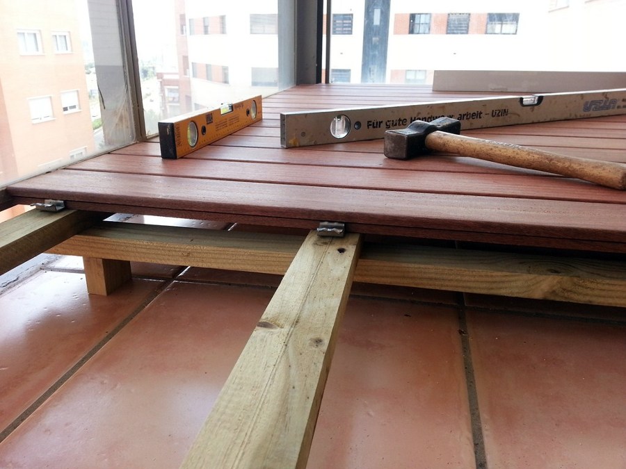 TARIMA EXTERIOR CUMARÚ EN BALCÓN