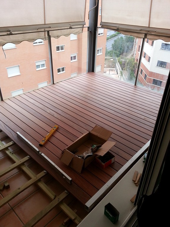 TARIMA EXTERIOR CUMARÚ EN BALCÓN