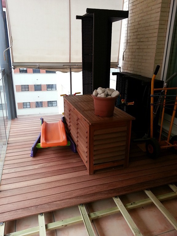 TARIMA EXTERIOR CUMARÚ EN BALCÓN