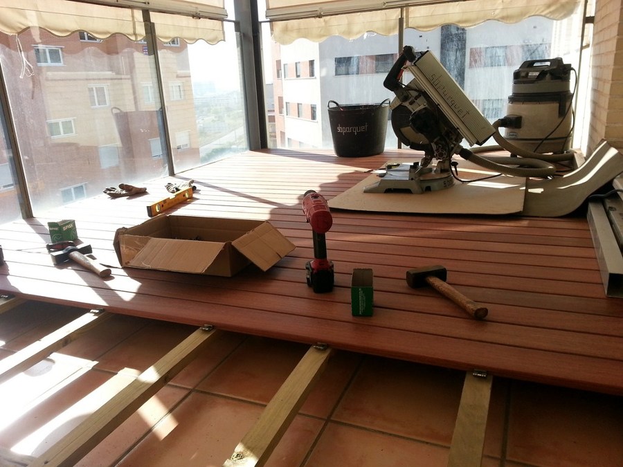 TARIMA EXTERIOR CUMARÚ EN BALCÓN