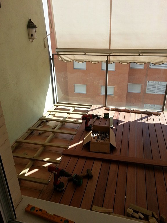 TARIMA EXTERIOR CUMARÚ EN BALCÓN