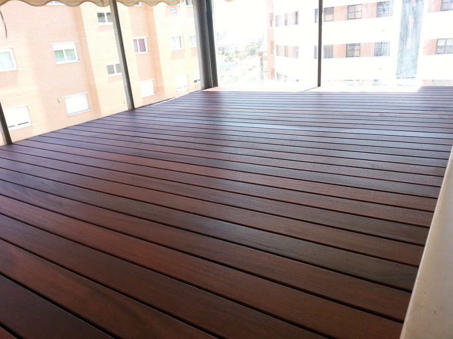 TARIMA EXTERIOR CUMARÚ EN BALCÓN