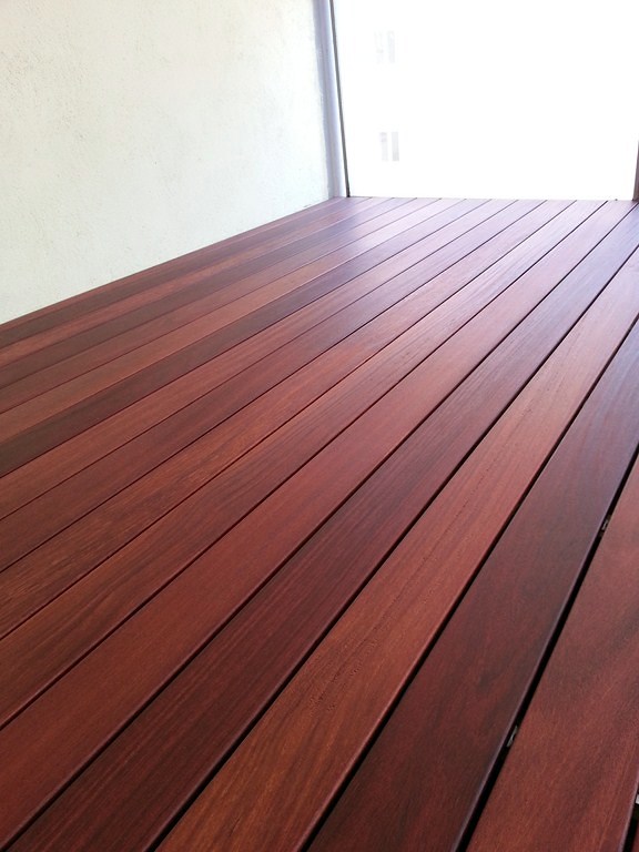 TARIMA EXTERIOR CUMARÚ EN BALCÓN