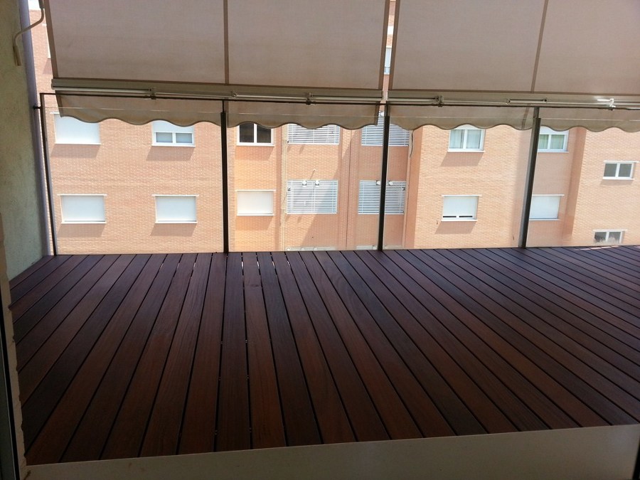 TARIMA EXTERIOR CUMARÚ EN BALCÓN