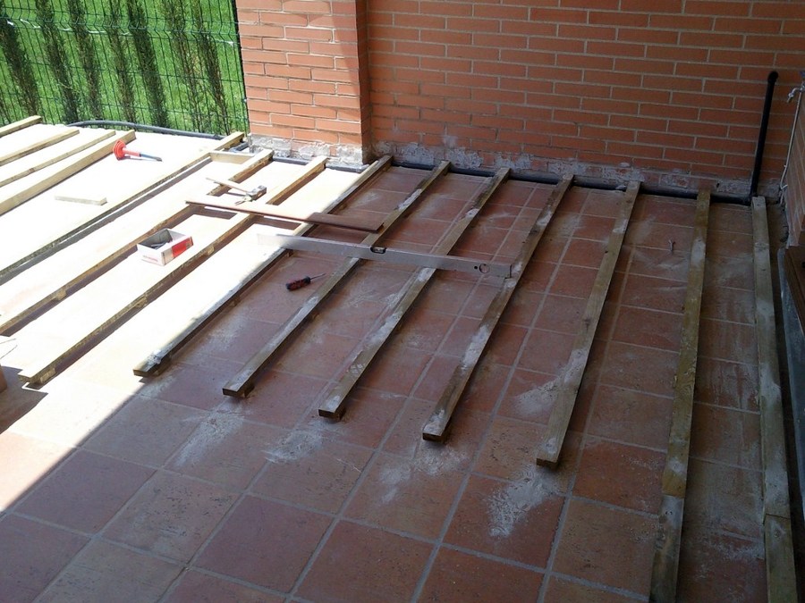 TARIMA EXTERIOR IPE CON FOCOS LED EMPOTRADOS