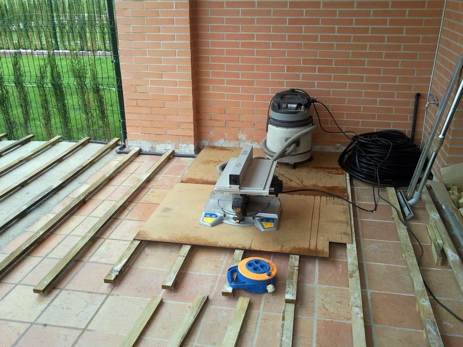 TARIMA EXTERIOR IPE CON FOCOS LED EMPOTRADOS