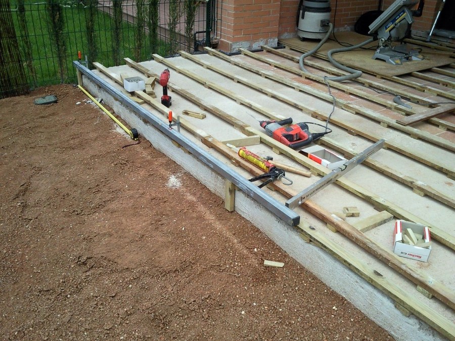 TARIMA EXTERIOR IPE CON FOCOS LED EMPOTRADOS