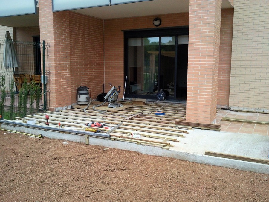 TARIMA EXTERIOR IPE CON FOCOS LED EMPOTRADOS