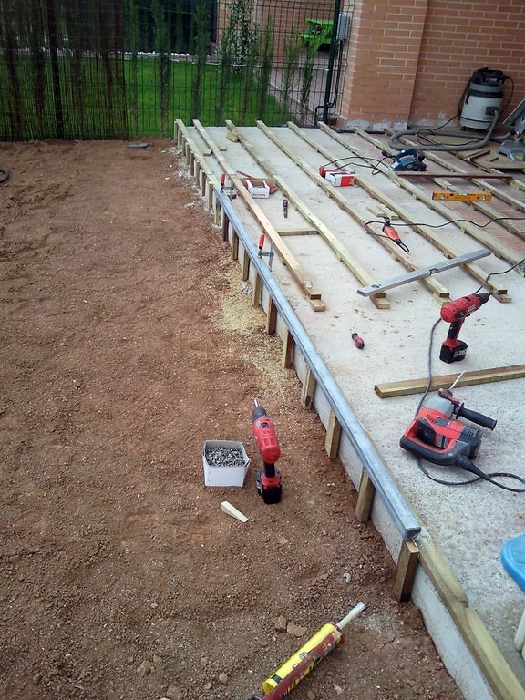 TARIMA EXTERIOR IPE CON FOCOS LED EMPOTRADOS