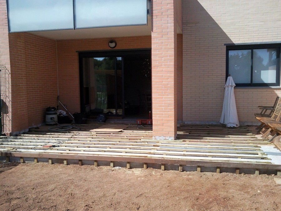 TARIMA EXTERIOR IPE CON FOCOS LED EMPOTRADOS