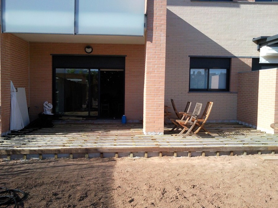 TARIMA EXTERIOR IPE CON FOCOS LED EMPOTRADOS